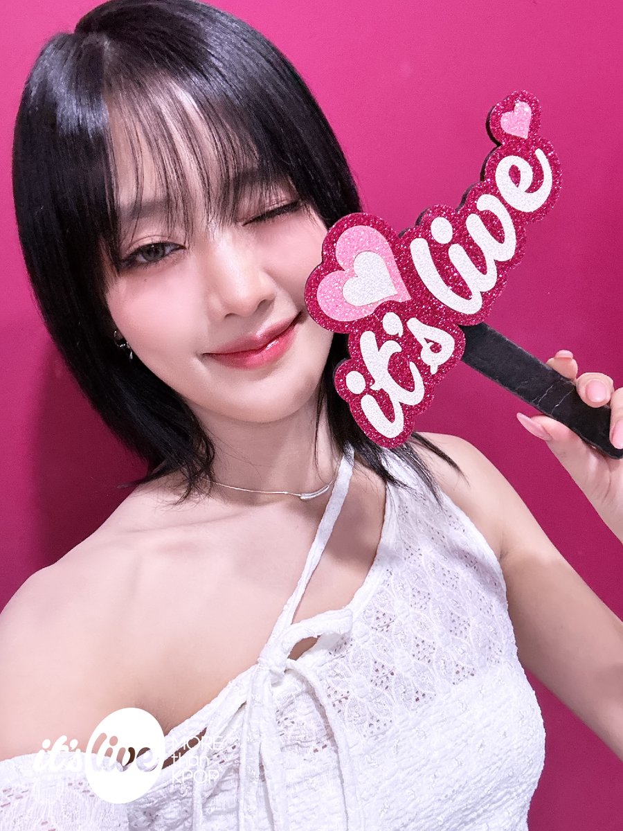 itsLIVEofficial's tweet photo. #여자아이들 의 #잇츠라이브 가 잠시 후 5시에 시작됩니다!📸
유튜브 it's Live 채널에서 최초공개로 만나보세요!
‘#Super_Lady’ 밴드 라이브 보면서 실시간 채팅 같이 달려요❤

#GIDLE - Super Lady (Band Ver.)
Premieres on Youtube 'it's Live' Channel at 5PM KST TODAY! https://t.co/M2jPYFWT7x