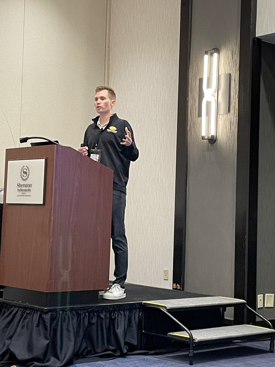 IRRunnerPodcast's tweet image. Andy Cowan of the Guerin Goons getting the @INTrackCCAssoc clinic under way! #raisethefloor 

Colin is proud of his former assistant!