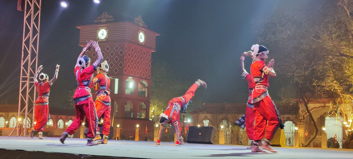HappySubhankar's tweet image. Mesmerizing #GotiPua

Boy dancers with feminine attire continue the legacy of #Devadasi that inspire classical #Odissi.

#CityCarnival
#SAMALEI_Project