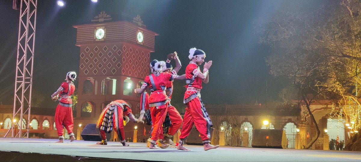 HappySubhankar's tweet image. Mesmerizing #GotiPua

Boy dancers with feminine attire continue the legacy of #Devadasi that inspire classical #Odissi.

#CityCarnival
#SAMALEI_Project