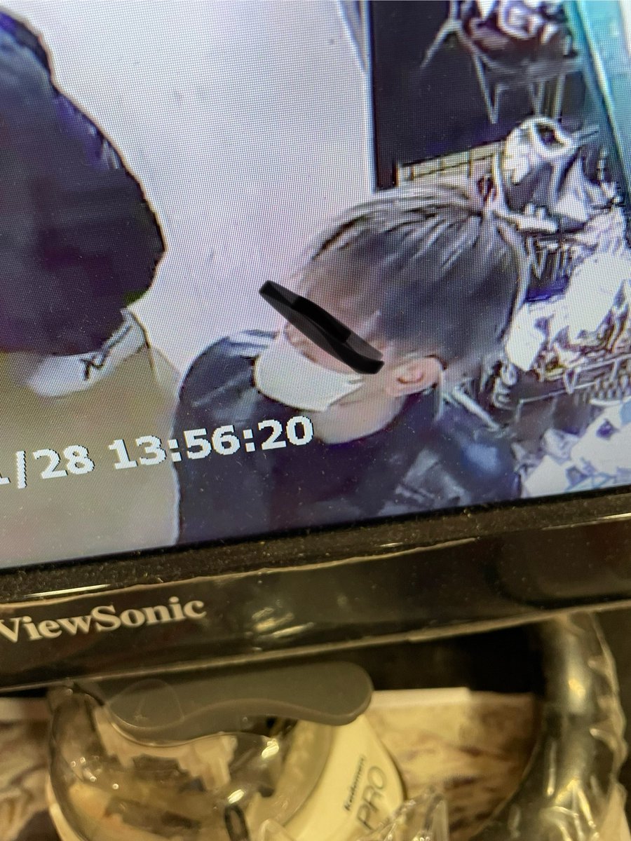 uacv's tweet photo. 【拡散希望】
1/28（日）万引き被害に遭いました。
硬式グラブを複数点で被害額50万程。小売店が50万の利益を出すことがどれほど大変なことか。
晒すのは正直躊躇しましたが、泣き寝入りし続ける訳にもいかないし万引き撲滅のため決断しました。
是非拡散していただき犯人逮捕につながればと思います。 https://t.co/c9jnMIYKaH