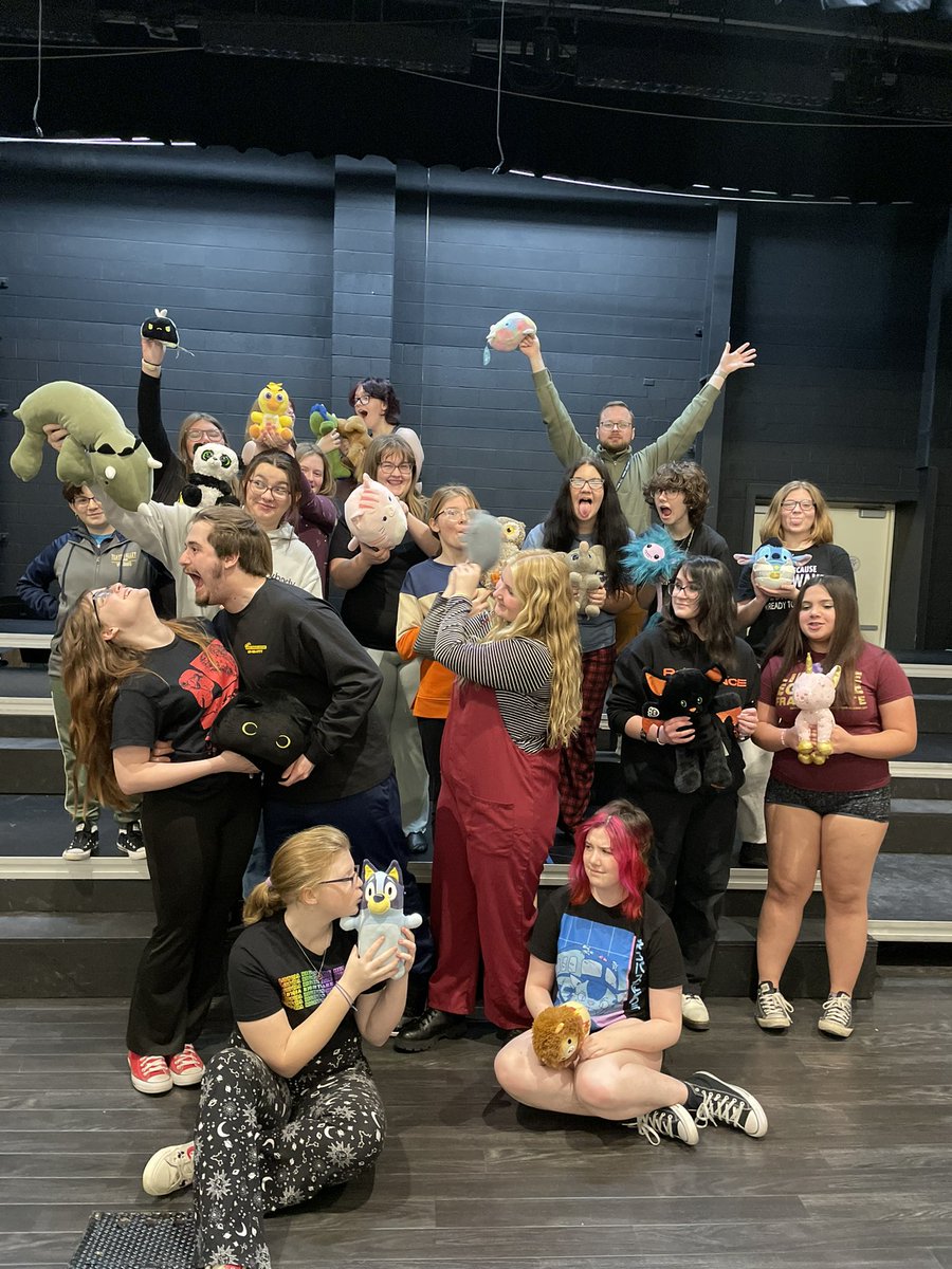 TVGirlsGroup's tweet photo. Theme Thursday: Stuffed Animals 🧸 
(Plus Landon because he really wanted to be in the picture)
#GEthemethursday https://t.co/gmJMYtKQ4x