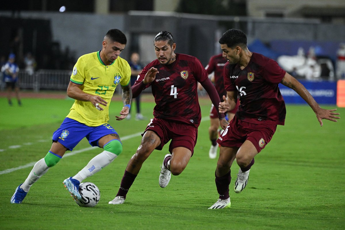ElUniversal's tweet photo. 🇻🇪Venezuela hizo la tarea al vencer a Brasil y sacar boleto al cuadrangular final del Preolímpico Sudamericano Sub-23. Los dirigidos por Ricardo Valiño golearon 3-1 a la Canarinha.

⚽Un doblete de Telasco Segovia y un autogol de Rikelme sellaron la victoria Vinotinto en el Brígido Iriarte de El Paraiso.

📝 Líder 
📸 CONMEBOL