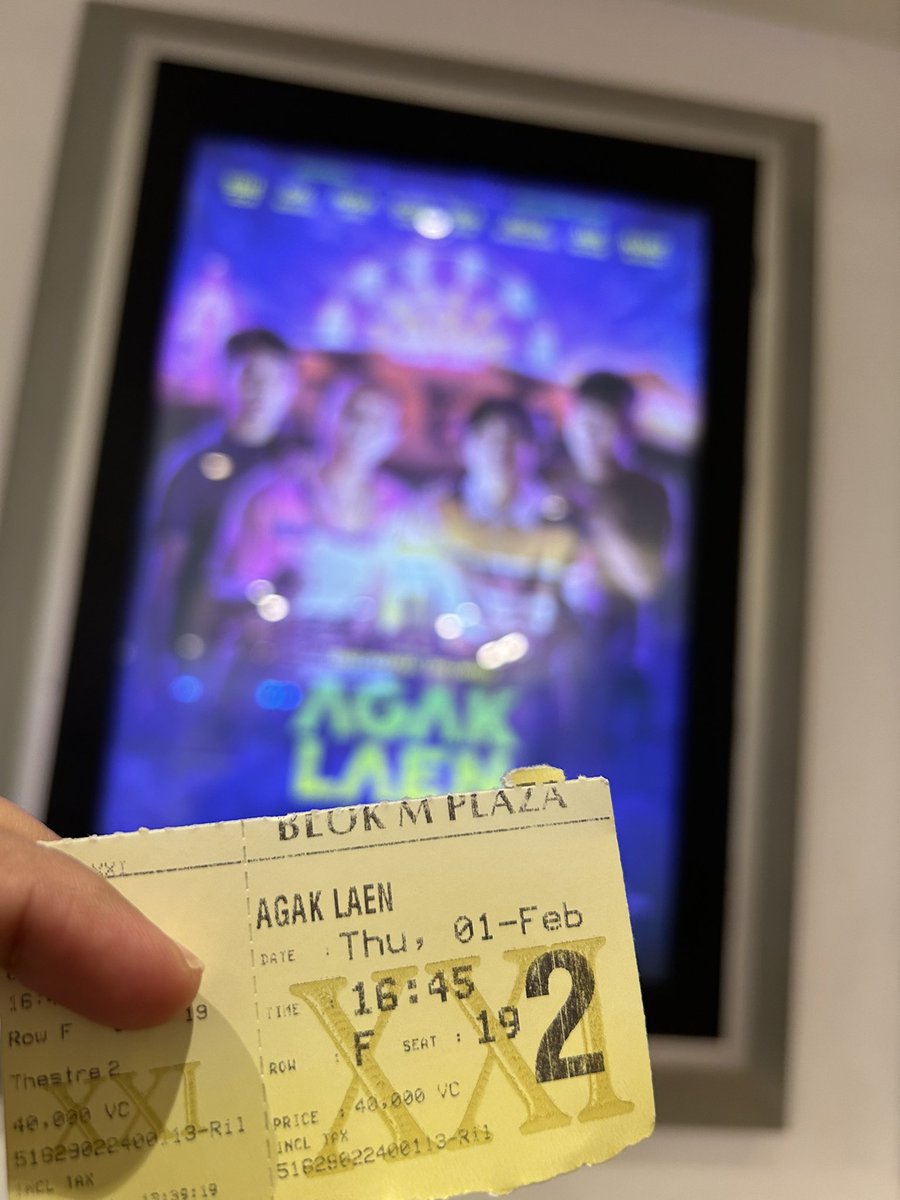 handrika's tweet photo. @txtagaklaen kemarin udah nonton sendirian, tp pengen nonton lagii rame2..☺️ pas lagi adegan yg membuat air mata netes tiba2 lgsg diketawain itu rasa nyaa 🤨 dan pilem selesai 1 studio lgsg tepuk tangan 👏🏼👏🏼🥳 3jt lah ini @txtagaklaen @MuhadklyAcho https://t.co/Tc9VE77q76