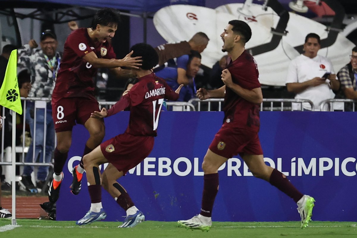 ElUniversal's tweet photo. 🇻🇪Venezuela hizo la tarea al vencer a Brasil y sacar boleto al cuadrangular final del Preolímpico Sudamericano Sub-23. Los dirigidos por Ricardo Valiño golearon 3-1 a la Canarinha.

⚽Un doblete de Telasco Segovia y un autogol de Rikelme sellaron la victoria Vinotinto en el Brígido Iriarte de El Paraiso.

📝 Líder 
📸 CONMEBOL