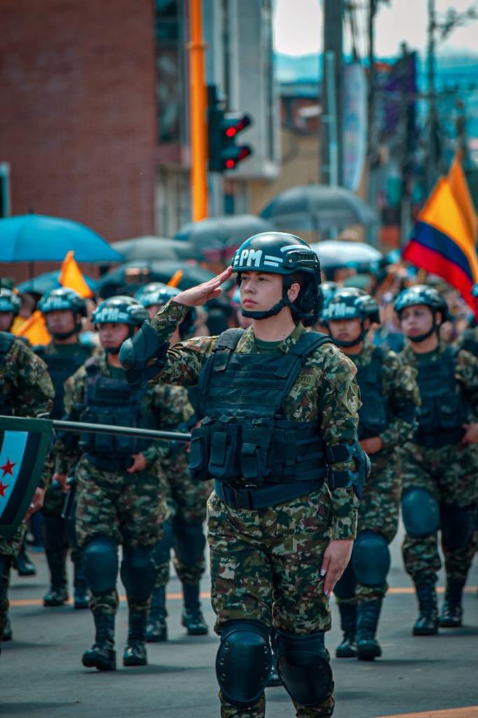 mindefensa's tweet photo. #IncorpórateAlEjército | A partir de hoy y hasta el 25 de febrero estarán abiertas las incorporaciones para prestar servicio militar en el @COL_EJERCITO. 

La jornada está dirigida a hombres y mujeres entre los 18 y hasta faltando un día para cumplir los 24 años de edad.

Quienes decidan ingresar tendrán beneficios en salud, educación y una bonificación mensual de $650.000

Toma la mejor decisión y sírvele al país. Más información en https://t.co/F916xjsRmA
