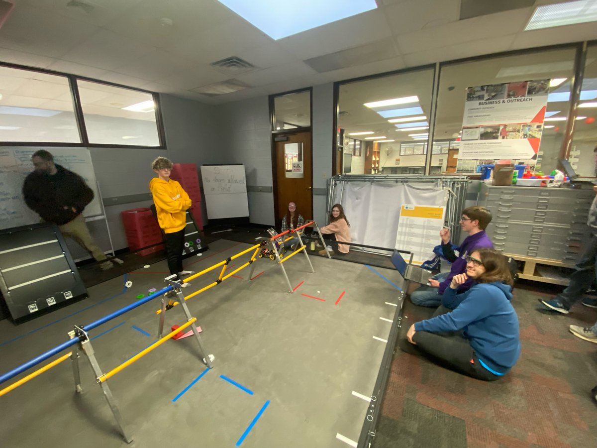 ohsrobots's tweet photo. A couple days ago we had the pleasure of welcoming the Sherrard TiGEARS into our practice! We shared many laughs and are so glad you were able to join us! Can't wait to see Edwin again :) 

#team9189 #sherrard #allchargedup #ohsrobots https://t.co/4LbD3jNOfm