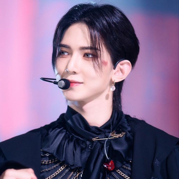 atiny2u's tweet photo. Yeosang from Ateez and Cecilion from Mlbb kinda giving the same vibes 

#mlbb #ateez #cecilion #yeosang https://t.co/SBeYbDSVcH