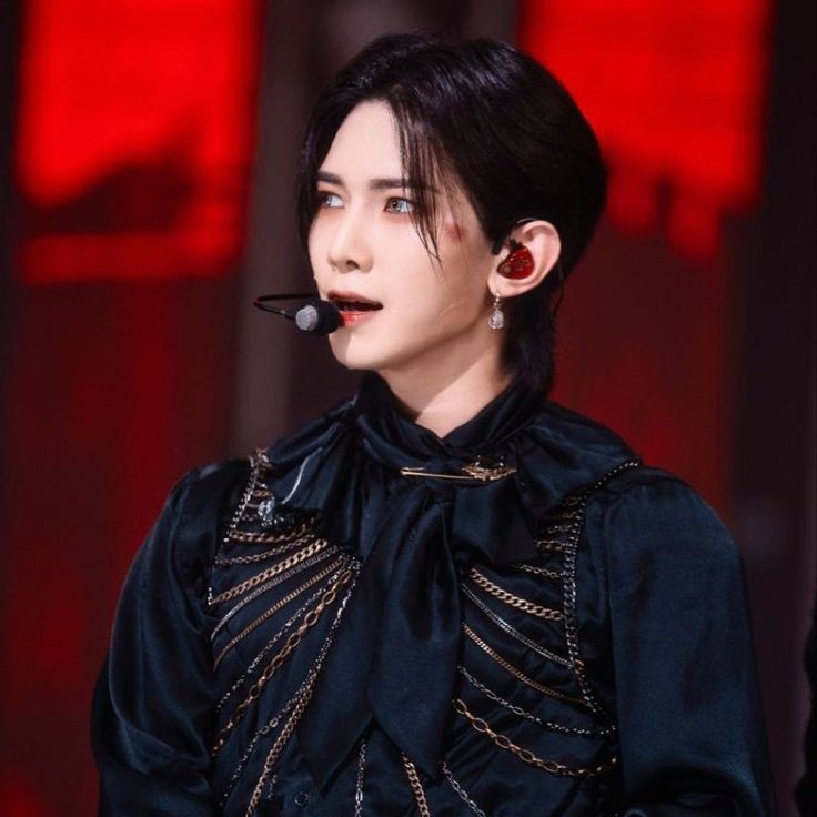 atiny2u's tweet photo. Yeosang from Ateez and Cecilion from Mlbb kinda giving the same vibes 

#mlbb #ateez #cecilion #yeosang https://t.co/SBeYbDSVcH