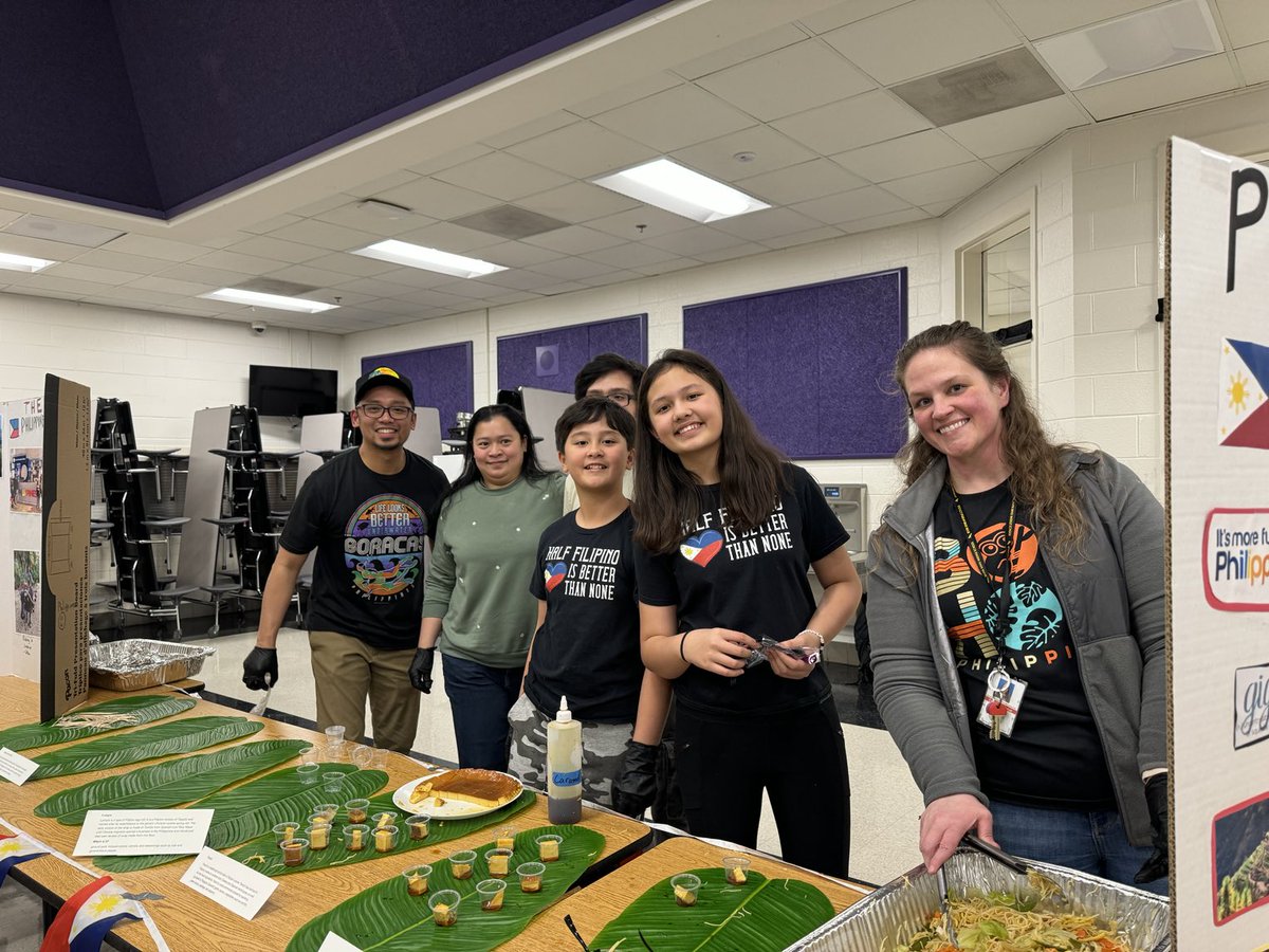_MsDuenas's tweet photo. International Night at The Bend was a huge success! What a great way to celebrate our diversity and culture with delicious food and excellent displays! Go Ravens!👏👏👏⁦@RBMS_Official⁩ https://t.co/JfyavnmMmh