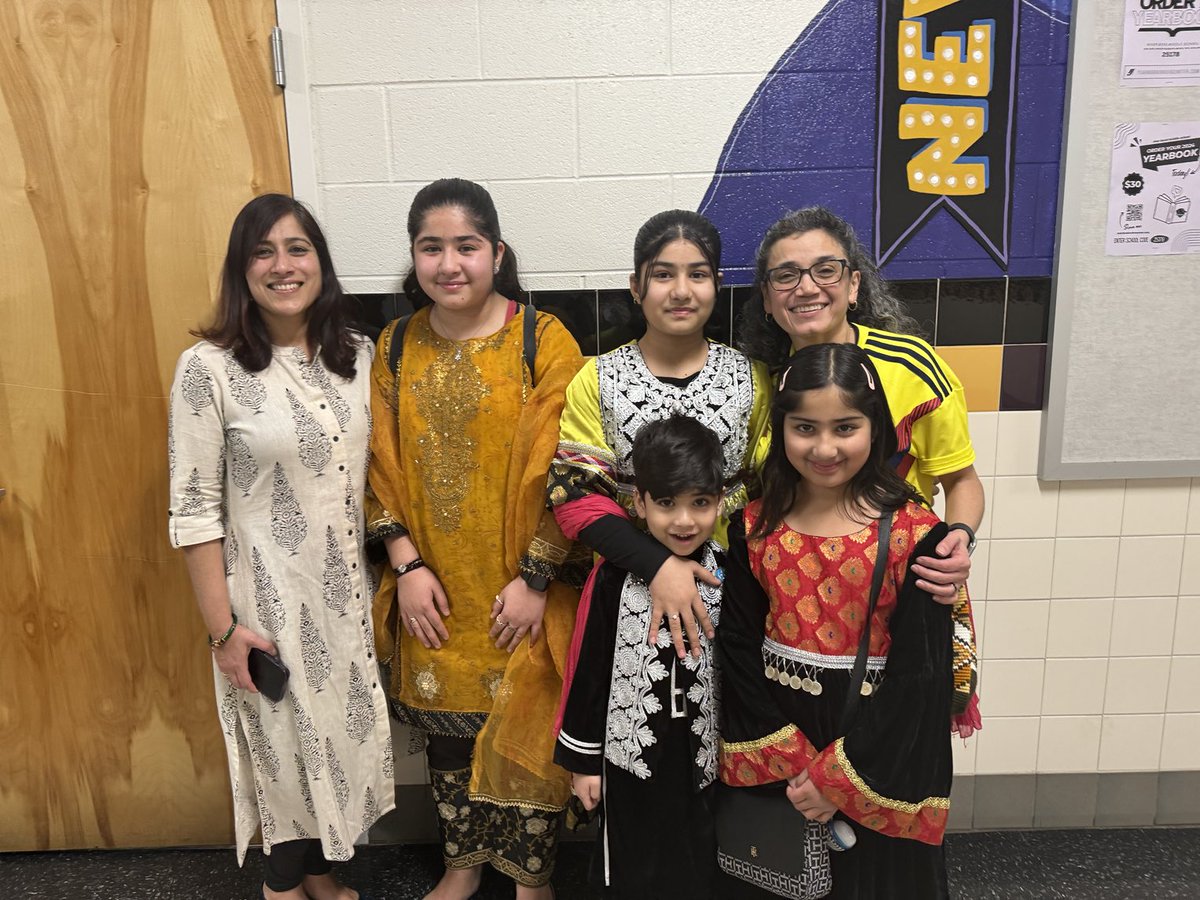 _MsDuenas's tweet photo. International Night at The Bend was a huge success! What a great way to celebrate our diversity and culture with delicious food and excellent displays! Go Ravens!👏👏👏⁦@RBMS_Official⁩ https://t.co/JfyavnmMmh