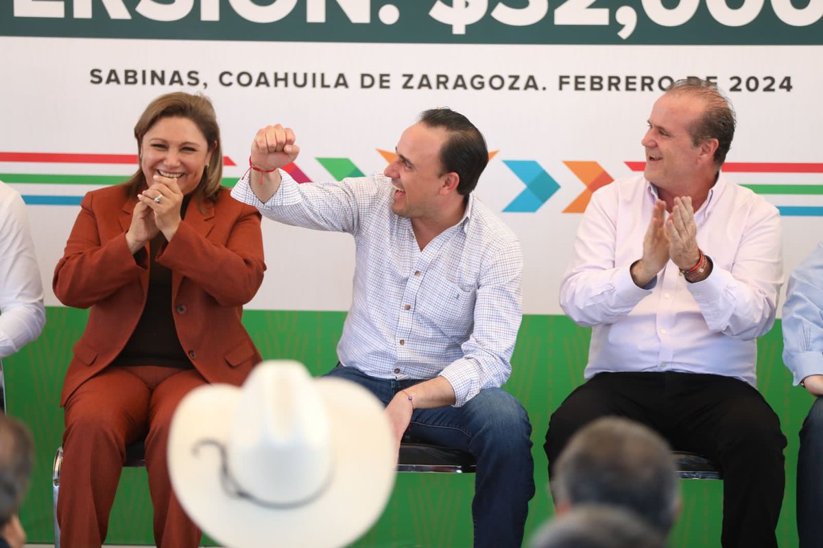 manolojim's tweet photo. Cerramos con nuestra gira por la Carbonífera en #Sabinas. Ahí, junto con mi amiga la alcaldesa @dianaharomtz, arrancamos los trabajos de pavimentación de 26 cuadras y anunciamos la construcción de obras de agua que arrancaremos en las próximas semanas. (1/2) https://t.co/PLzNnYaggU