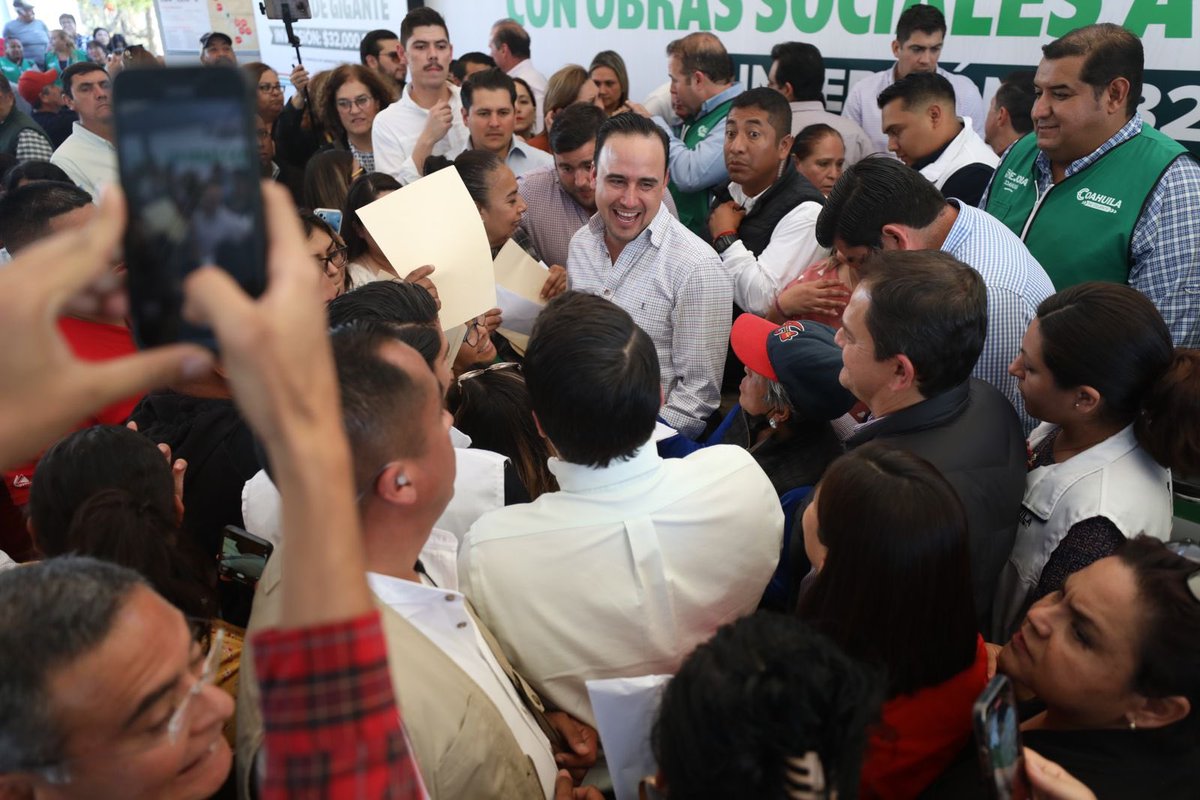 Cerramos con nuestra gira por la Carbonífera en #Sabinas. Ahí, junto con mi amiga la alcaldesa <a href="/dianaharomtz/">Diana Haro Martínez</a>, arrancamos los trabajos de pavimentación de 26 cuadras y anunciamos la construcción de obras de agua que arrancaremos en las próximas semanas. (1/2)
