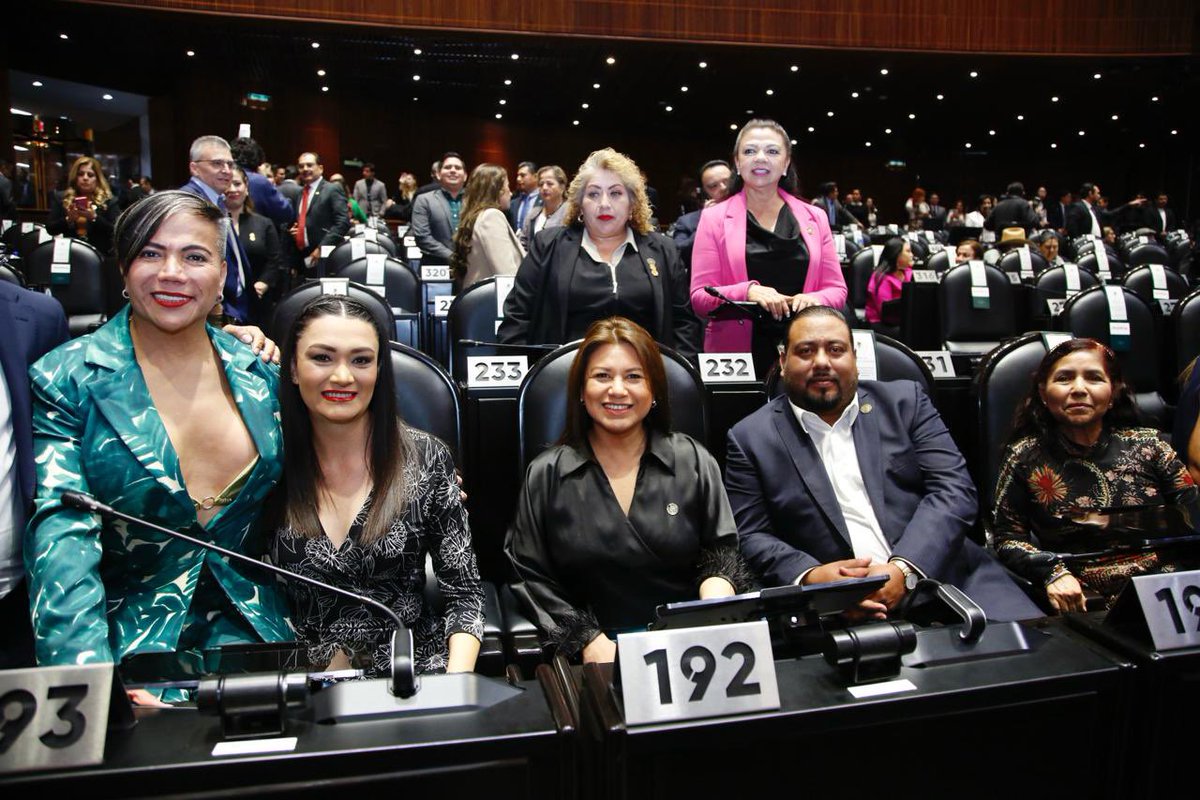 SalmaLuevano's tweet photo. #Enchingaydebuenas ,arrancamos segundo periodo del 3er año de las 65 legislatura @Mx_Diputados .

 Quién diga que en la política no hay amigos, está muy equivocado 

 Ya les extrañaba a todes , a seguir la lucha #Hastaqueladignidadsehsgacostumbre 

@olimpiatamara 
@faviocas https://t.co/Nro1v8ZTAh