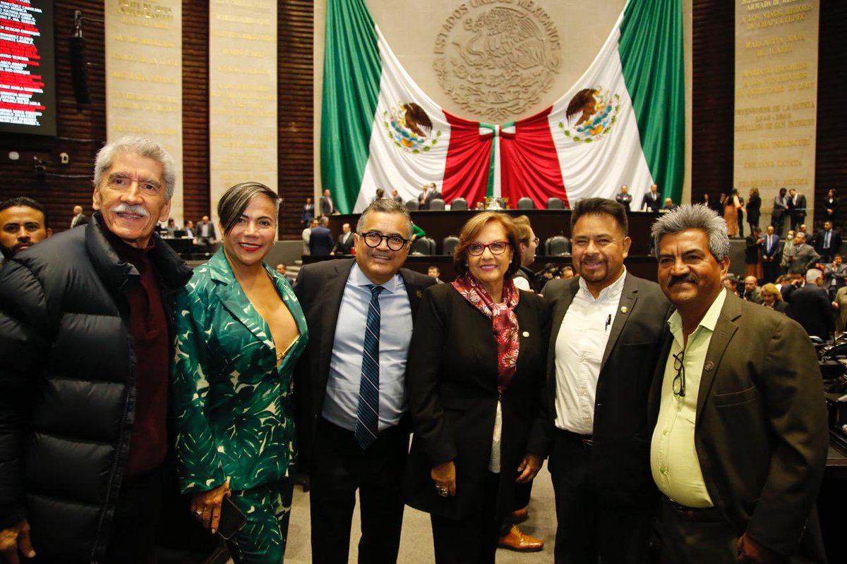 SalmaLuevano's tweet photo. #Enchingaydebuenas ,arrancamos segundo periodo del 3er año de las 65 legislatura @Mx_Diputados .

 Quién diga que en la política no hay amigos, está muy equivocado 

 Ya les extrañaba a todes , a seguir la lucha #Hastaqueladignidadsehsgacostumbre 

@olimpiatamara 
@faviocas https://t.co/Nro1v8ZTAh