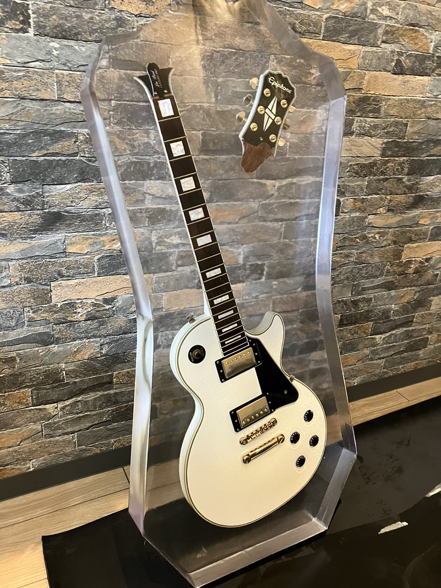 attecotokyo5's tweet photo. アルテコ極CLEAREPOXYRESIN
#壊れたギターリメイク
#レジンテーブル
#Epiphone https://t.co/3MlnRM3NcN