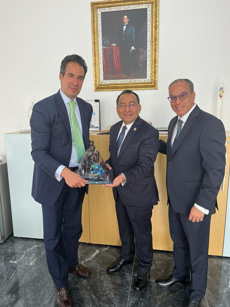 colegionotarios's tweet photo. Al iniciar su gestión como Presidente del @colegionotarios, el notario Roberto Garzón Jiménez, sostuvo una reunión con el Magistrado Presidente del @PJCDMX, @MagRafaelGuerra, para dar continuidad al trabajo conjunto de ambas instituciones, a favor de la seguridad jurídica en nuestra ciudad.