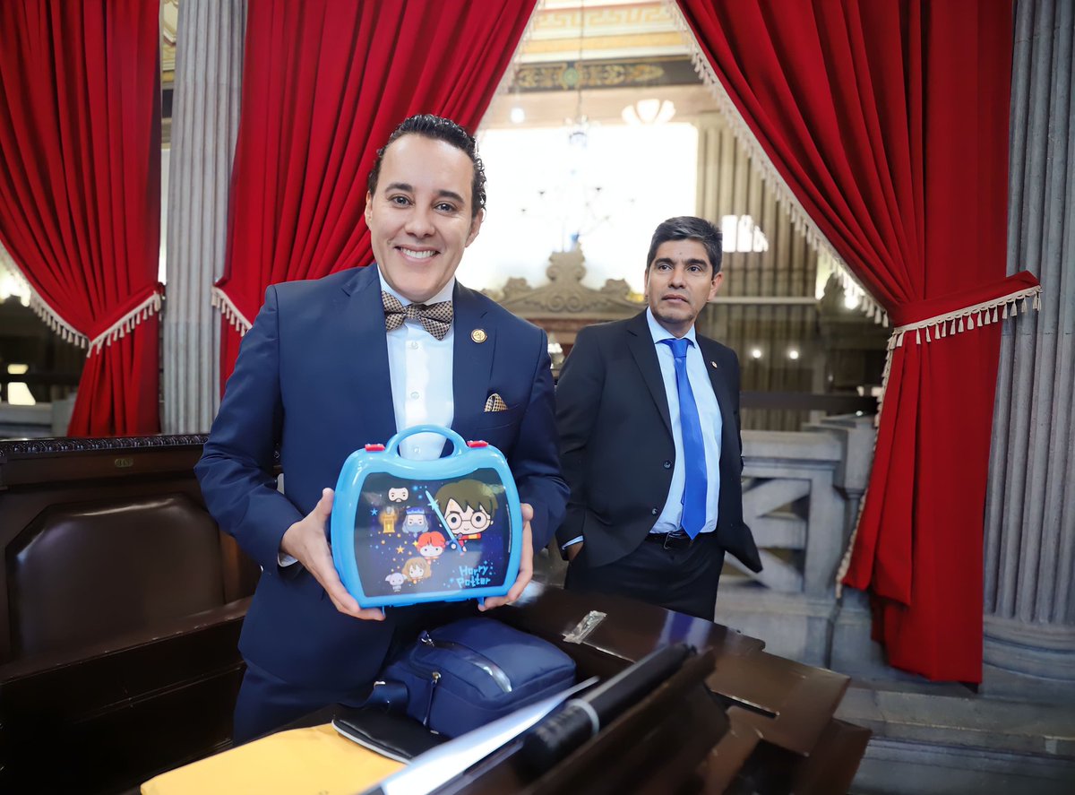Es momento de hacer leyes, acuerdos; y olvidar a qué partido político pertenecemos. 
Trabajemos en beneficio de los guatemaltecos y sobre todo de los más vulnerables. 
#DiputadosGT #ClubDeLaLonchera 
<a href="/CongresoGuate/">Congreso Guatemala</a>
<a href="/BloqueVamos/">Bloque Vamos</a>
#XLegislatura