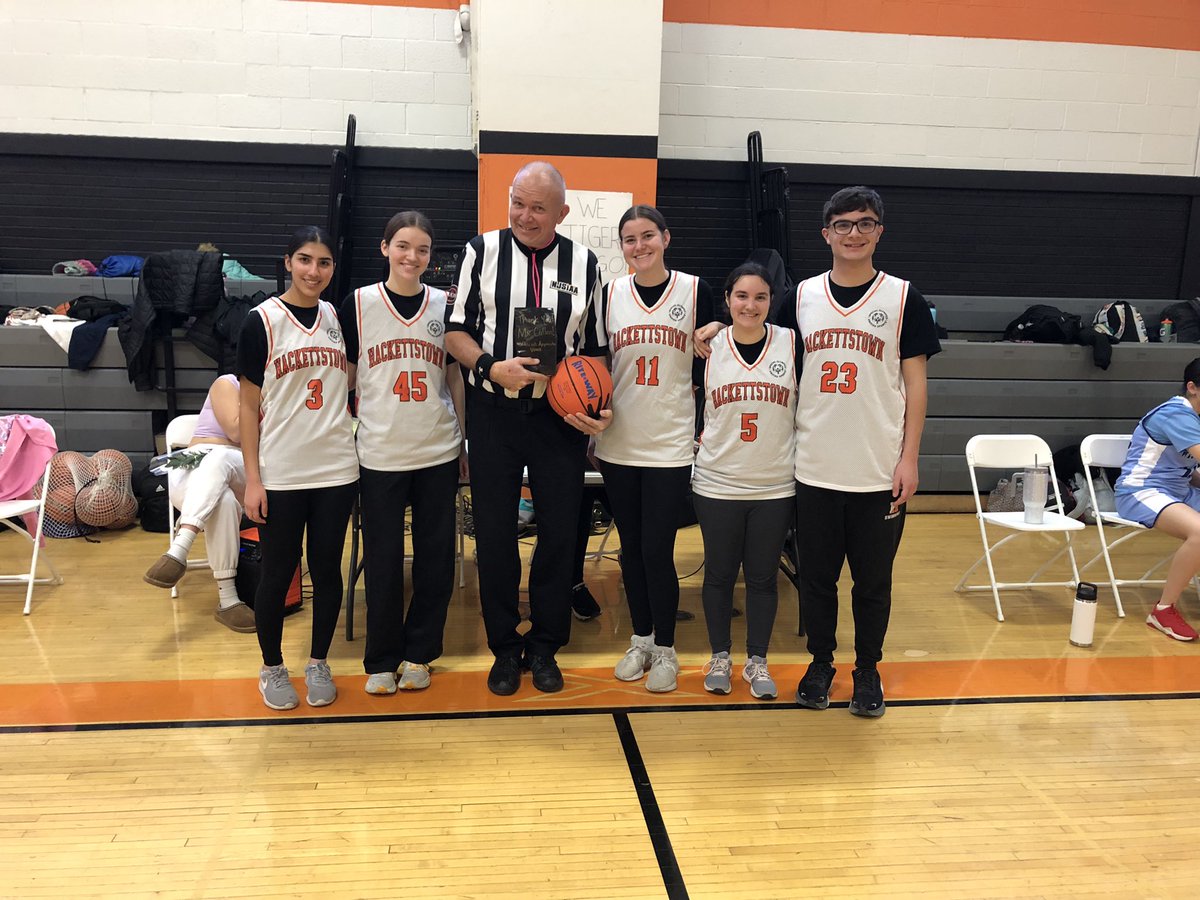 HtownUnified22's tweet photo. HHS Unified Basketball honoring our own official John Cullen prior to this afternoon’s match! Thank you officials for all you do!  #OfficialsAppreciationWeek  #NJOfficialsRule @NJSIAA @HHSTIGERS @SONewJersey @SpecialOlympics @WMCUnified @WMCAthletics https://t.co/Hbh4ltWblh
