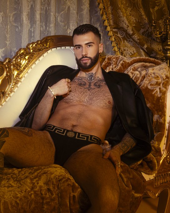 Your Prince ⚜️ https://t.co/Mlg76vLCSs<a href="/tag/inmycalvins"class="tags"><span>#inmycalvins</span></a>