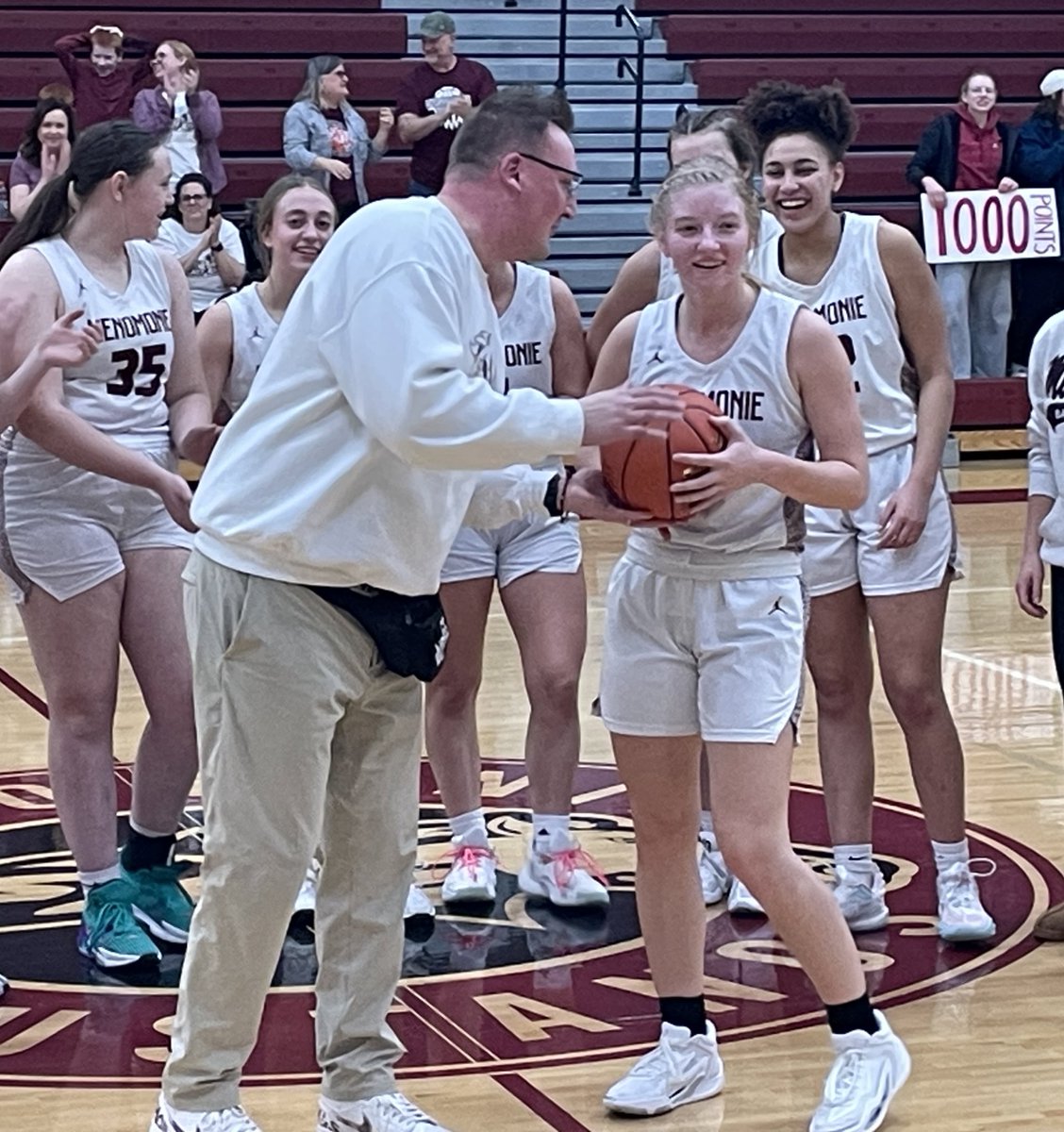 MHSMustangs1's tweet photo. Mary Berg hits her 1,000 career point with a 3pt, how very fitting. Congratulations Mary on a great achievement! https://t.co/ltv2xHN75x