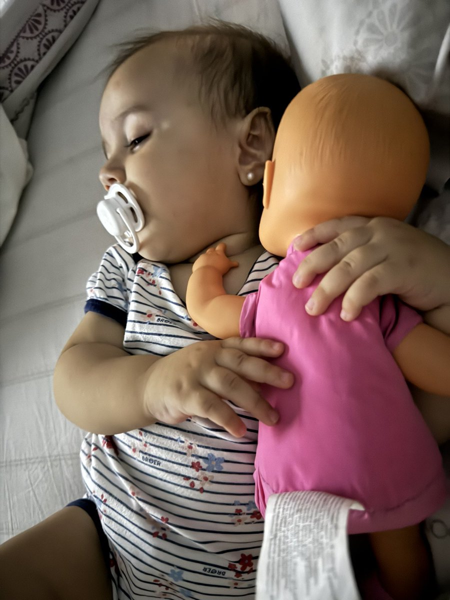 Yo que odio las mantas y muñecos de apego tengo una hija que se eligió una re cómoda 🙄