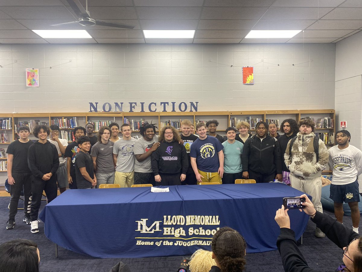 avander3a's tweet photo. Blessed to be surrounded by a such a great community and support system !
#AGTG

@CoachLangvardt @Coach_Mingo @ColinSchwartz3 @Coach_Flannery @brookshire09 @LMHSAthletics @taylor_football https://t.co/LLNtH3zmds
