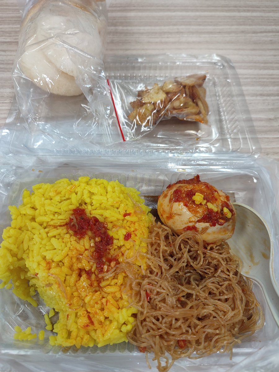 Nasi kuning 10rb di stasiun cawang, beli di ibu2 yg jual di luar pagar peron 1 (arah jakarta kota). Bihunnya enak, kentangnya enak, sambel telurnya enak. Recommended @drhaltekehalte #dhkh