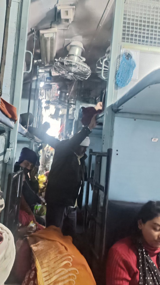 यह फोटो 12192 ट्रेन 07:14am today का  है S11 बोगीहै यादि रेलवे यात्रियों को सुविधा नहीं दे सकता है तो इतना पैसे क्यों लेता है स्लीपर कोच को जनरल बोगी बना दिया है ना रात को आराम कर पाते लोग न कुछ सुबह किसी की मीटिंग होती है तो किसी का एग्जाम <a href="/NWRailways/">North Western Railway</a> <a href="/RailMinIndia/">Ministry of Railways</a> <a href="/RailwaySeva/">RailwaySeva</a>