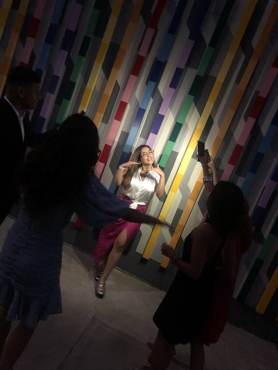 Aleeb25's tweet image. Nadie tiene mejores fotos del brindis que nosotros #MainCharacter #Brindis #Caroreña 

Fotos por el gran: @sam_nenko