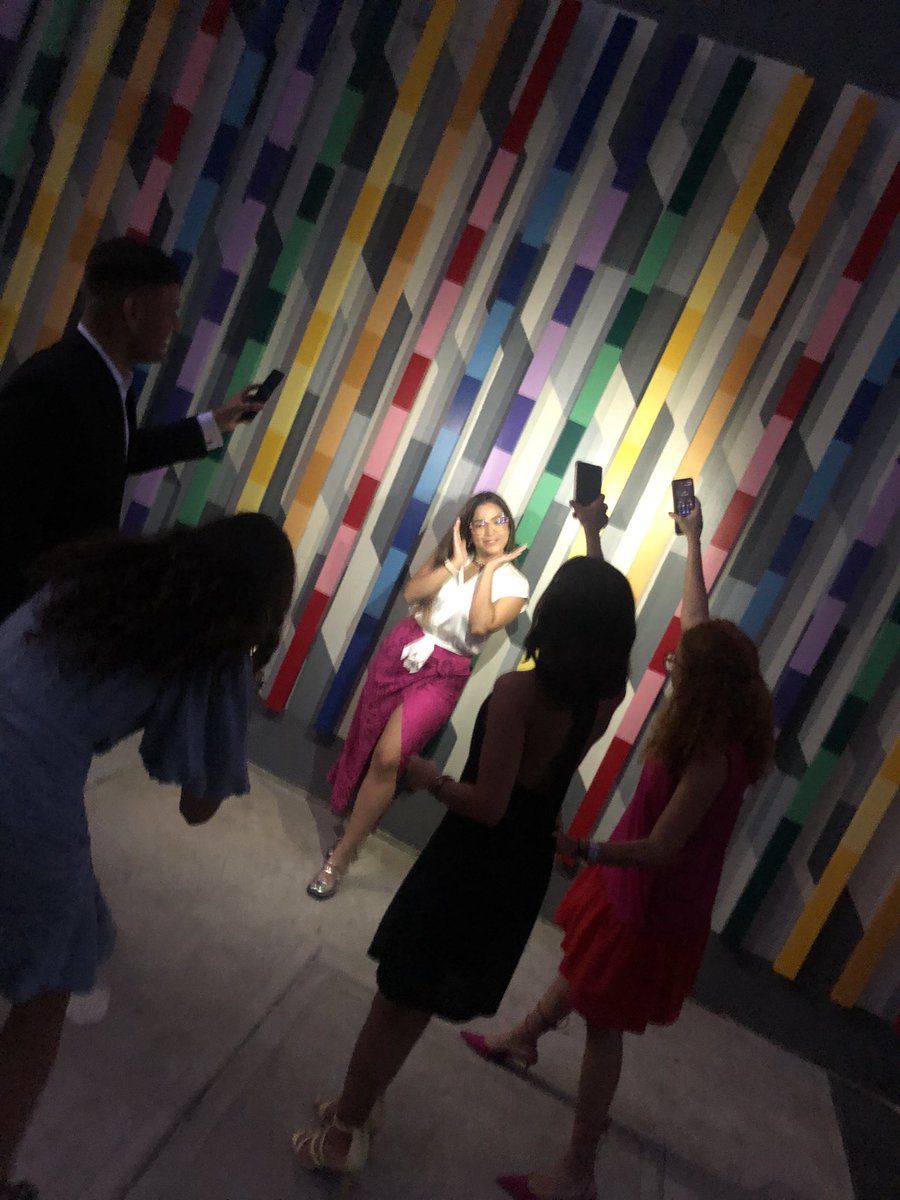 Aleeb25's tweet image. Nadie tiene mejores fotos del brindis que nosotros #MainCharacter #Brindis #Caroreña 

Fotos por el gran: @sam_nenko