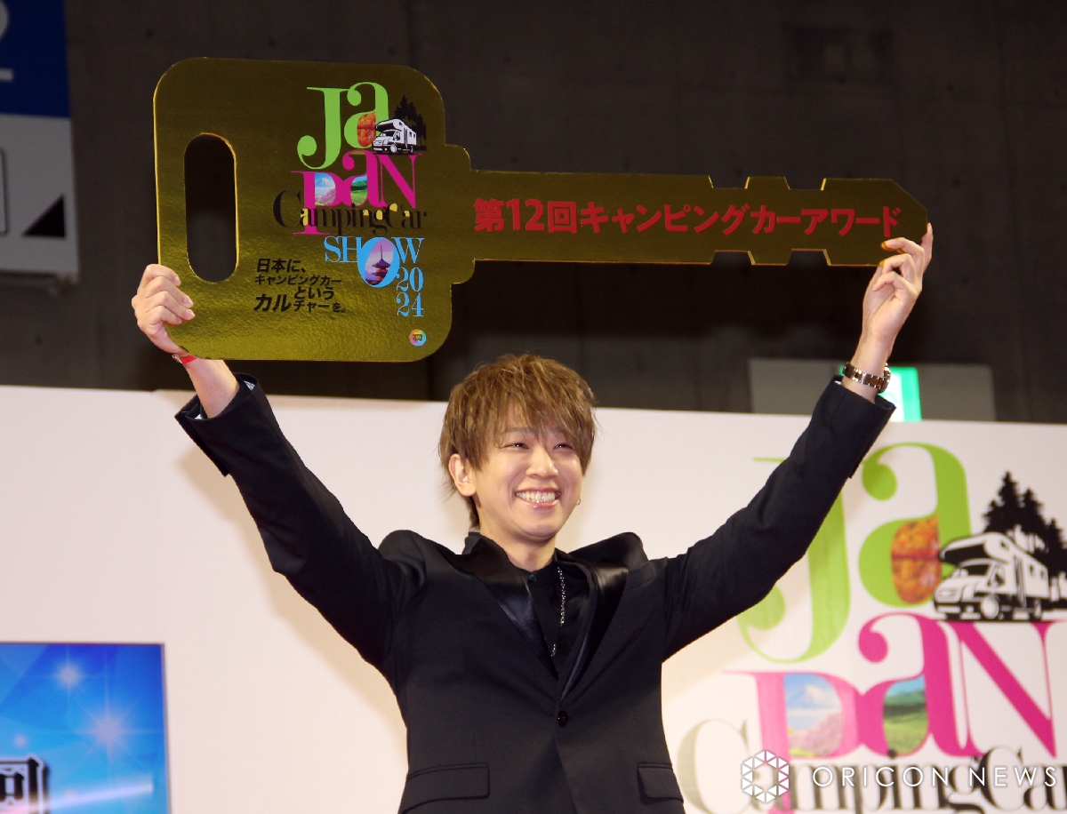 oricon's tweet photo. 小山慶一郎、異例の取材席で記者対応に会場驚き❗いつの間にかこっそり記者席に移動していて…

「愛車の撮影してもいい？」質問殺到に
元気に「なんでも大丈夫です！OKです！」
https://t.co/usiMnYLJAI

#NEWS #小山慶一郎 #キャンピングカーアワード https://t.co/WIYWoQUh7T