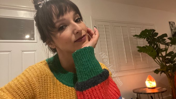 Wouldn&rsquo;t this lipstick look amazing on your cock? https://t.co/9k4MMl4whE<a href="/tag/sweaterpuppies"class="tags"><span>#sweaterpuppies</span></a>