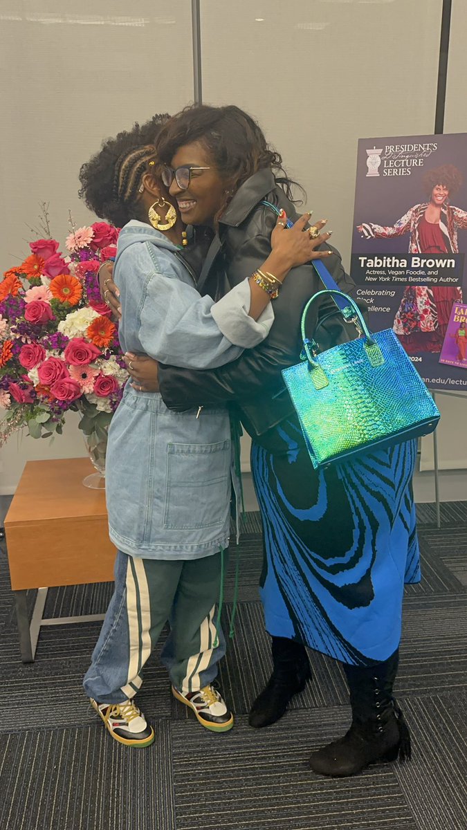 Pcktfuloflaughs's tweet photo. I met Aunty Tab @IamTabithaBrown &amp; I’m still on cloud 9 😭😭 Happy #bhm yall 😭 #BlackHistoryMonth #BlackExcellence https://t.co/02W5UJWvZE