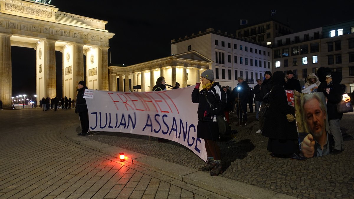 FEB01 #FreeAssangeBerlin Pariser Platz
Preparing #DayX on #Day19BeforeX
♦️Using all Possibilities for #Mobilization

#Only1Decision ➡️ #NoExtradtion!