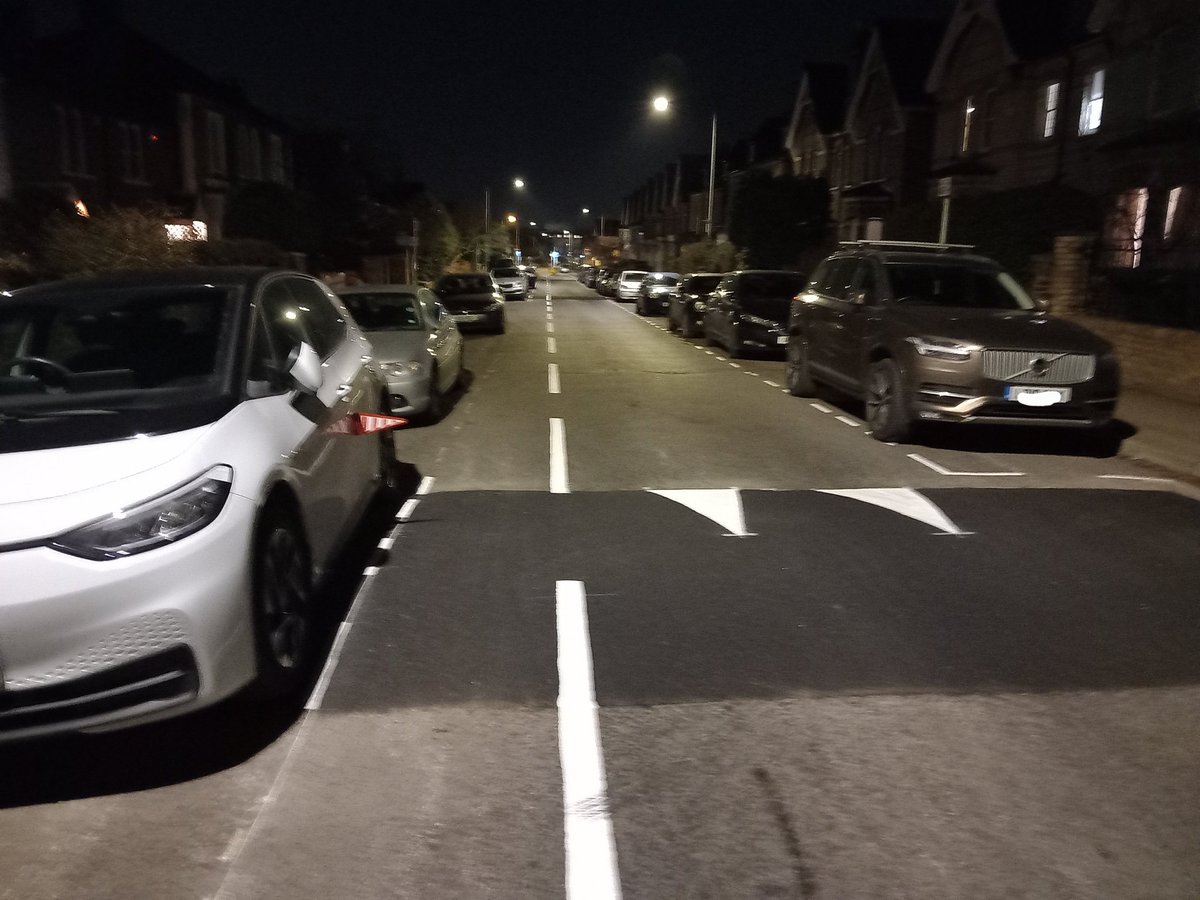 KingstonCycling's tweet photo. Guessing that the white line is to demarcate a contra-flow cycle lane on #KingsRoadKingston, but we wouldn't recommend using it because it would put you in the #DooringZone. https://t.co/Bru2EZaj9D