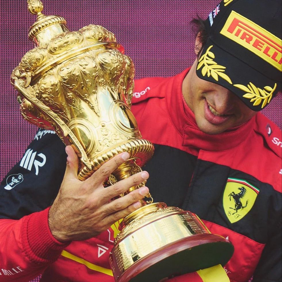 sopietv's tweet photo. carlos sainz and scuderia ferrari; a special thread. https://t.co/rONIkqxHav