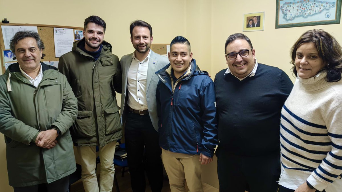 AlvaroQueipo's tweet photo. Hacer familia y pisar nuestras sedes, estar en contacto con compañeros de toda Asturias que se dejan la piel por sus vecinos.

Hoy he cerrado la jornada con la buena gente del @pp_Siero, intercambiando opiniones sobre el futuro del concejo y de la región que, necesariamente, van de la mano. 

Y, por cierto: dando la bienvenida y afiliando a un nuevo compañero que hoy mismo se incorpora para ayudarnos a transformar #Siero y #Asturias.