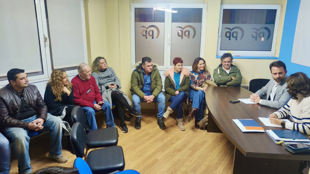 AlvaroQueipo's tweet photo. Hacer familia y pisar nuestras sedes, estar en contacto con compañeros de toda Asturias que se dejan la piel por sus vecinos.

Hoy he cerrado la jornada con la buena gente del @pp_Siero, intercambiando opiniones sobre el futuro del concejo y de la región que, necesariamente, van de la mano. 

Y, por cierto: dando la bienvenida y afiliando a un nuevo compañero que hoy mismo se incorpora para ayudarnos a transformar #Siero y #Asturias.