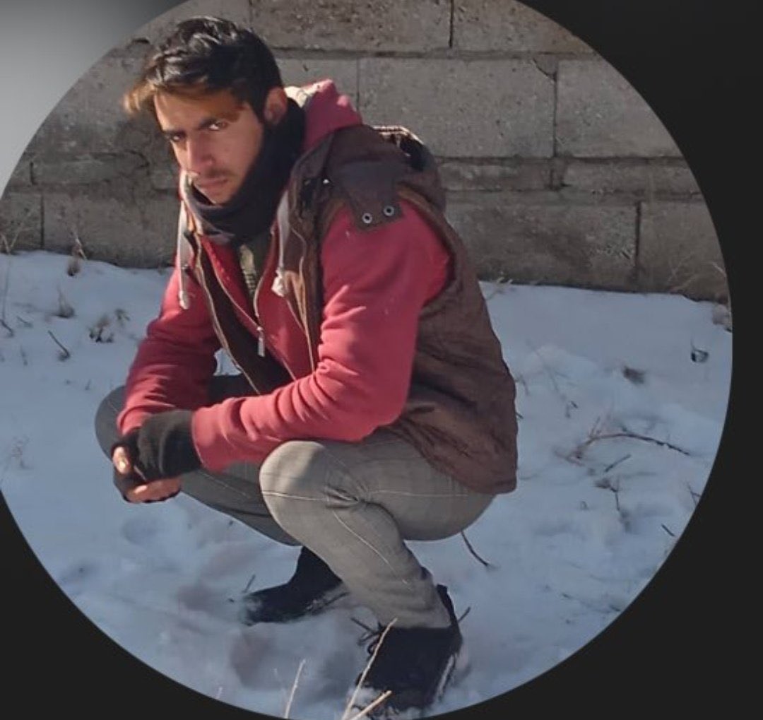 Üşümesin diye aracına aldığı taksiciyi öldüren aşağılık şey buymuş. Bu şerefsizi İzmir Gündoğdu meydanına kafesin içine koyup yanına tırnak makası koyacaksın,gelen geçen herkes bir parça kopartıp inlete inlete ibretlik edecek.