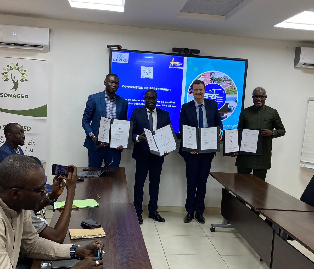 AminaMb03971170's tweet image. Signature d'une convention quadripartite sur la gestion intégrée des déchets du corridor BRT entre le CETUD, Dakar Mobilité, L'AGEROUTE et la SONAGED ce jeudi le 01 Février 2024.

Ensemble, Pour Un Sénégal Propre !

#ucg
#sonaged
#mulhp