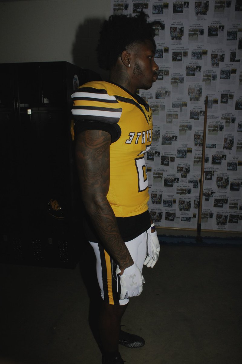 Mikedfwy's tweet photo. After a great official visit I am blessed to receive an offer from thee great Bowie State university!!🐶🖤💛#BITEDOWN #DOITFORBIG0 @CoachKJack @OchoDougie @bowiestatefb @rw_deuce2 https://t.co/5KxAB4HiJ1
