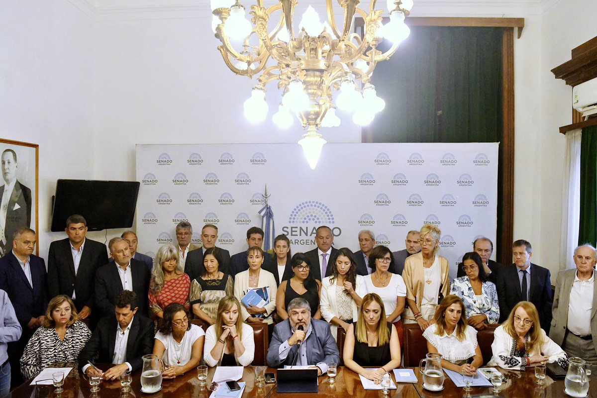 Hoy el Senado debería haber sesionado para revisar el DNU inconstitucional de Milei, pero la vicepresidenta Villarruel lo impidió. 

Detrás del discurso de la libertad se esconde la censura y actitudes autoritarias.