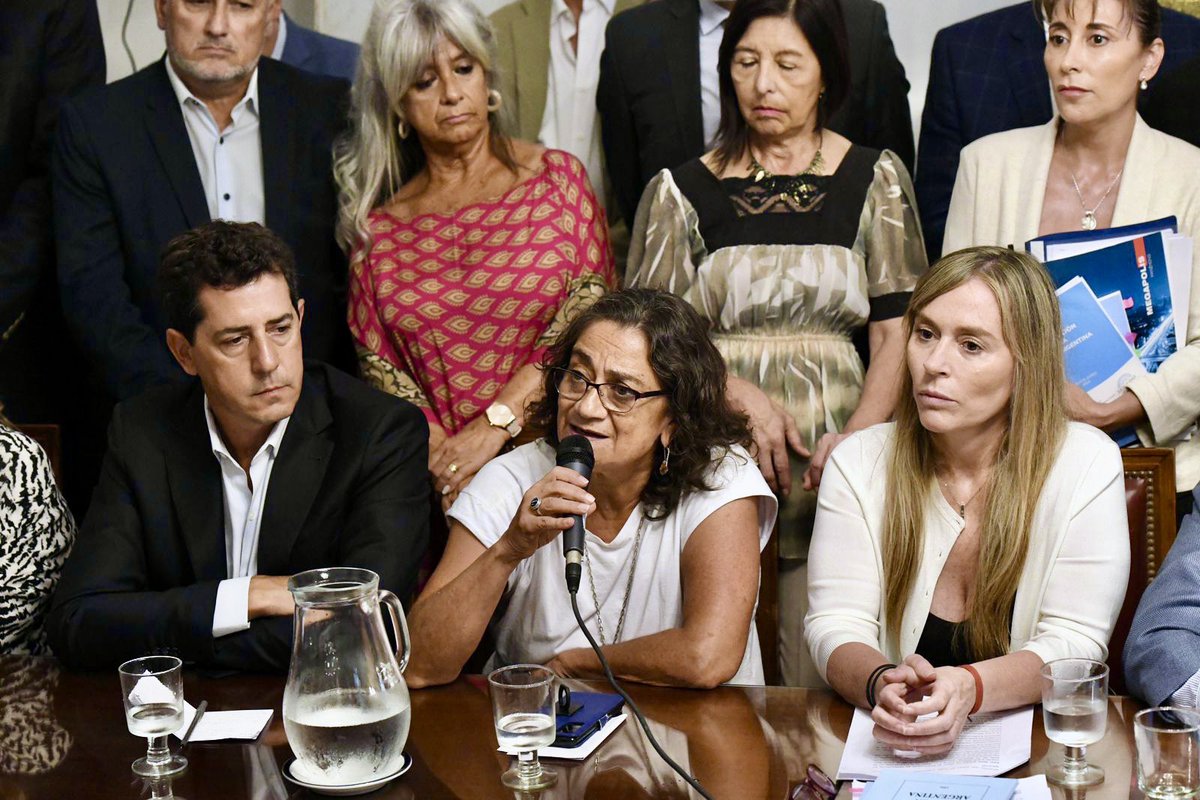 Mientras el DNU está vigente aumentan los alquileres, las prepagas y avanzan los negociados con el patrimonio de todos los argentinos. 

Por eso vamos a volver a insistir con nuestro pedido para que se realice la sesión especial y podamos abrir el Senado y dar este debate de cara