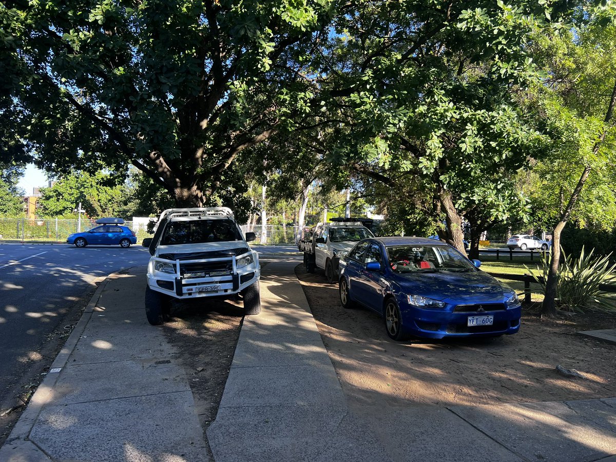 elbaroni's tweet photo. Hi @TCCS_ACT @ChrisSteelMLA — again, construction parking on the footpath opposite Daramalan, including one bloke managing the rare feat of blocking two footpaths. Sign and enforcement please. https://t.co/YaSrKP5YRI