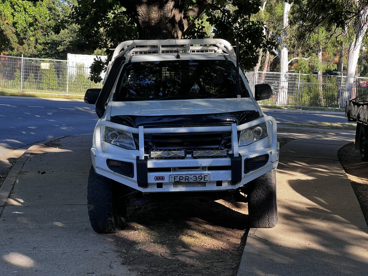 elbaroni's tweet photo. Hi @TCCS_ACT @ChrisSteelMLA — again, construction parking on the footpath opposite Daramalan, including one bloke managing the rare feat of blocking two footpaths. Sign and enforcement please. https://t.co/YaSrKP5YRI