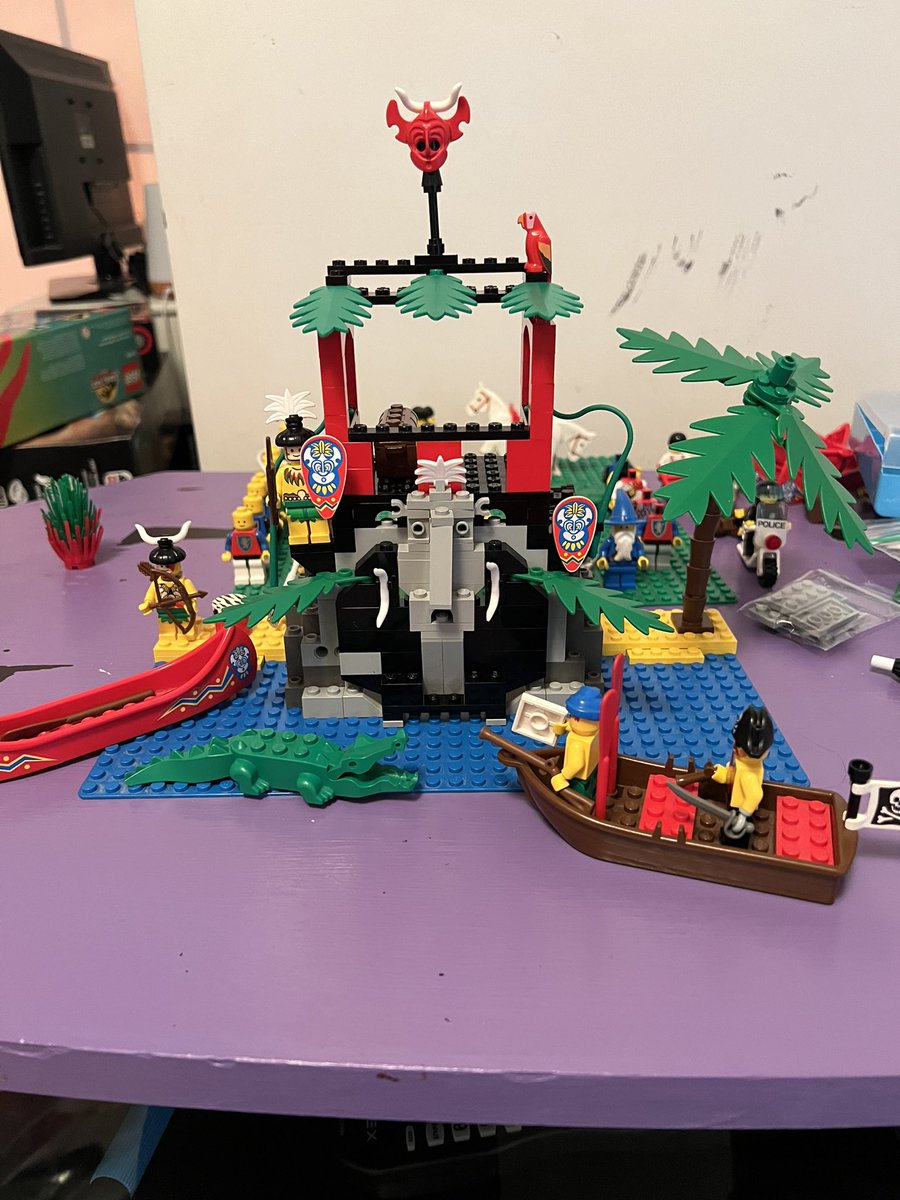 LostSheep26's tweet image. Today I built a few vintage 90’s legos. I build the magic work shop &amp;amp; islanders forbidden cove. 
#lego
#magicworkshop
#forbiddencove
#90slego
