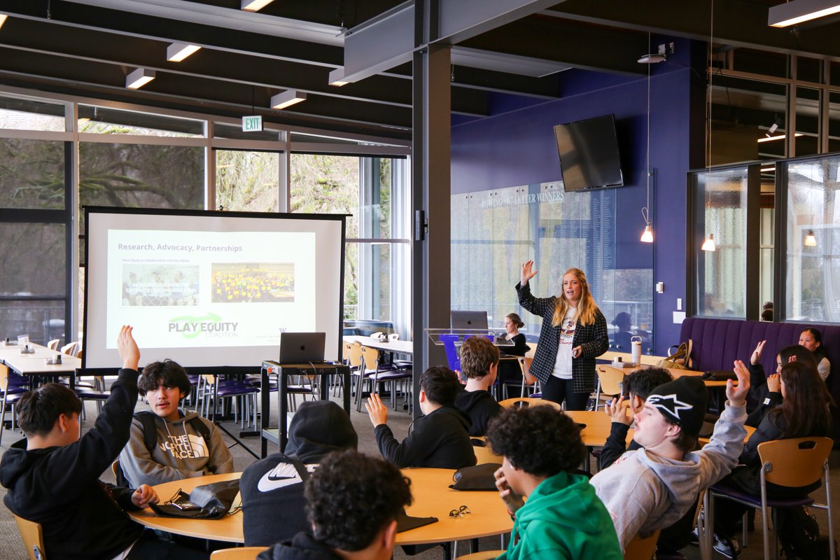 UWCLA's tweet image. @HighlineSchools Career Day 📸s

High school students learned about @UW 's athletic-based courses, our role in developing leaders in athletics, and heard from individuals working locally in athletics, many of whom are graduates of the @uw_ial master's program!