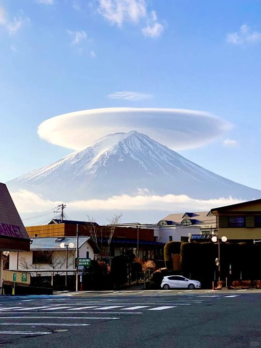 Rainmaker1973's tweet image. Majestic lenticular cloud captured over Mt. Fuji on January 28, 2024.

[📸 Murphy Carrie]
