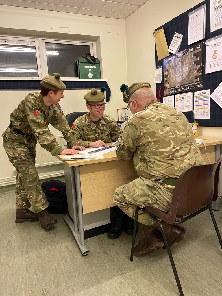51XCdtMedia's tweet photo. On a visit to Stirling detachment tonight @AandSH_ACF it was a breath of fresh air to see a young 2nd Lieutenant helping an SMI prepare for his CCB , definitely more of this needed in Scotland.@ColCadetsACF @ArmyCadetsUK @claireluti @MrAshHistoryMod https://t.co/ke5dTbA1nl